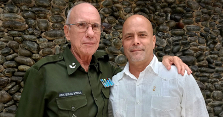 Gerardo Hernández felicita a general del MININT sancionado por EE.UU. por la represión del 11J