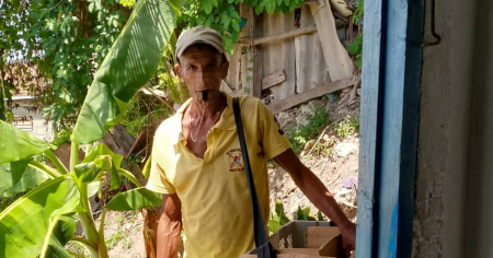 Con silbato y loma arriba: vendedor de pan en Santiago de Cuba