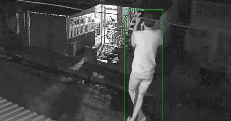 Cámara capta a hombre escalando por un tubo de una vivienda del reparto Aurora de Las Tunas