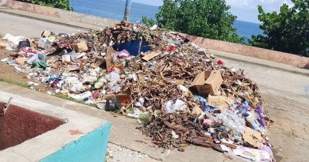 Enorme basurero crece junto al malecón de Baracoa: vecinos denuncian malos olores y plagas