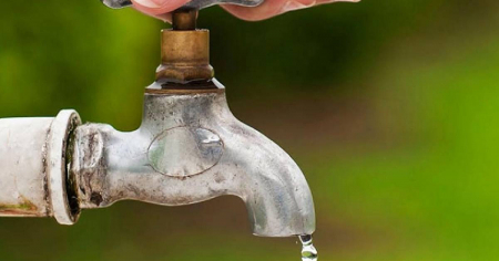Autoridades hablan de reservas de agua “favorables”, mientras comunidades de Holguín pasan hasta 90 días sin servicio