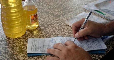 Tener un familiar en el extranjero bastaría para quedar fuera del aceite que venden a personas consideradas vulnerables en supermercado de Camagüey