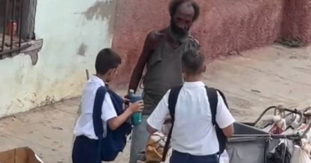 Adolescentes cubanos comparten su merienda con un hombre necesitado