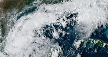Isaías se fortalece y el Centro Nacional de Huracanes advierte a Florida ante su llegada