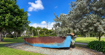 Cubano busca a quiénes llegaron a EE.UU. en una balsa expuesta en Hialeah y recibe sorpresivas respuestas