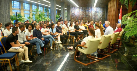 «El presente es de lucha; el futuro es nuestro», dice Díaz-Canel en una Cuba en ruinas