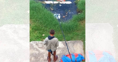 Personas sin hogar y aguas albañales: una escena de abandono en El Vedado