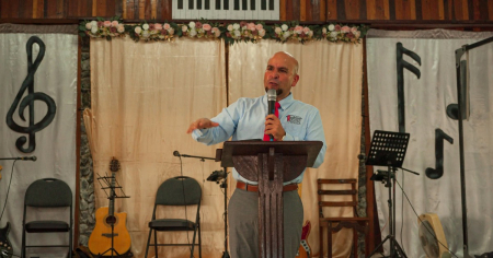 Pastor cubano responde a críticas de afines al régimen