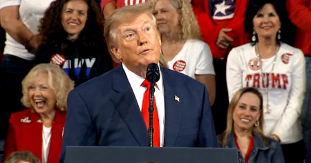 Trump a sus seguidores: «Podría decir las cosas más estúpidas y ustedes aplaudirían»