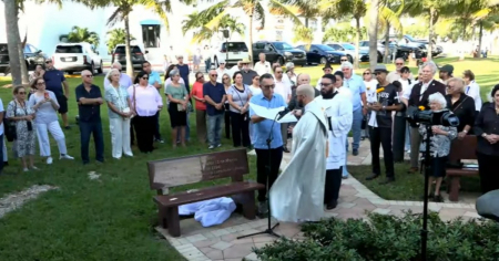 Develan en Miami un banco en memoria de las víctimas del remolcador 13 de Marzo