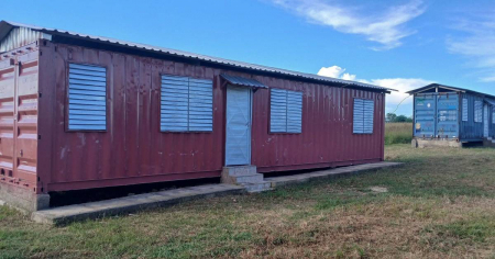 Régimen cubano construye 18 viviendas de contenedores y materiales ligeros en Santiago de Cuba