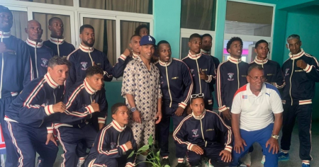Yuriorkis Gamboa regresa a Guantánamo con una donación para el equipo de boxeo