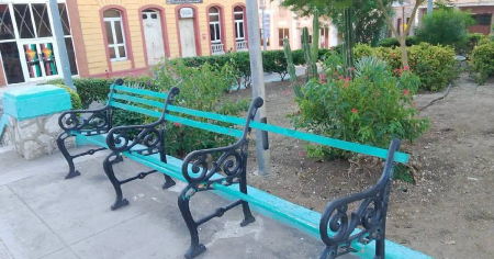 Otra vez se roban los bancos de Plaza de Marte en Santiago de Cuba, apenas dos meses después de su restauración