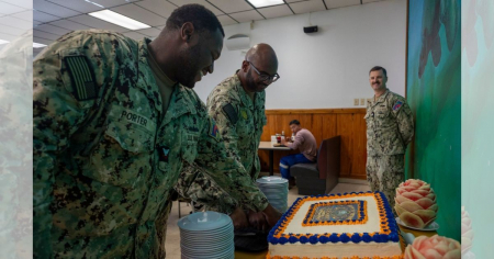 Militares de EE.UU. celebran con un pastel en Guantánamo: el motivo detrás del festejo