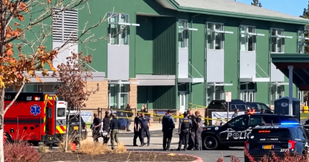 Un adolescente mata a tres niños y a una maestra en tiroteo en una escuela primaria de Oregón