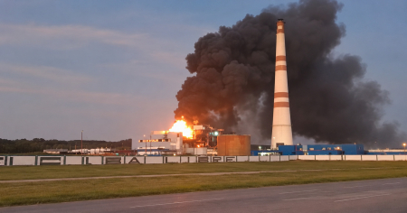 Incendio de grandes proporciones deja fuera una unidad de la termoeléctrica de Santa Cruz