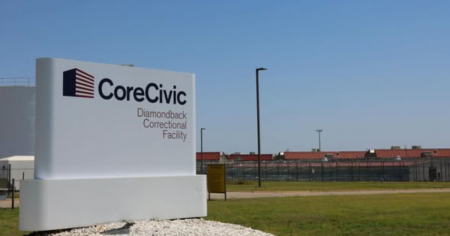 Cubano con parole y permiso de trabajo hasta 2029 lleva más de un año detenido por ICE: su familia denuncia que su negocio se hundió