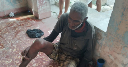 Vecinos alimentan a un hombre que lleva cinco días en un portal de La Habana: «Si alguien lo conoce»