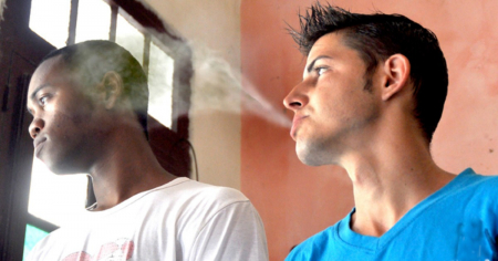 "La vida nos está fumando a nosotros": cubanos reaccionan al precio de los cigarros