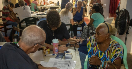 Cubanos reciben atención médica en iglesia de La Habana