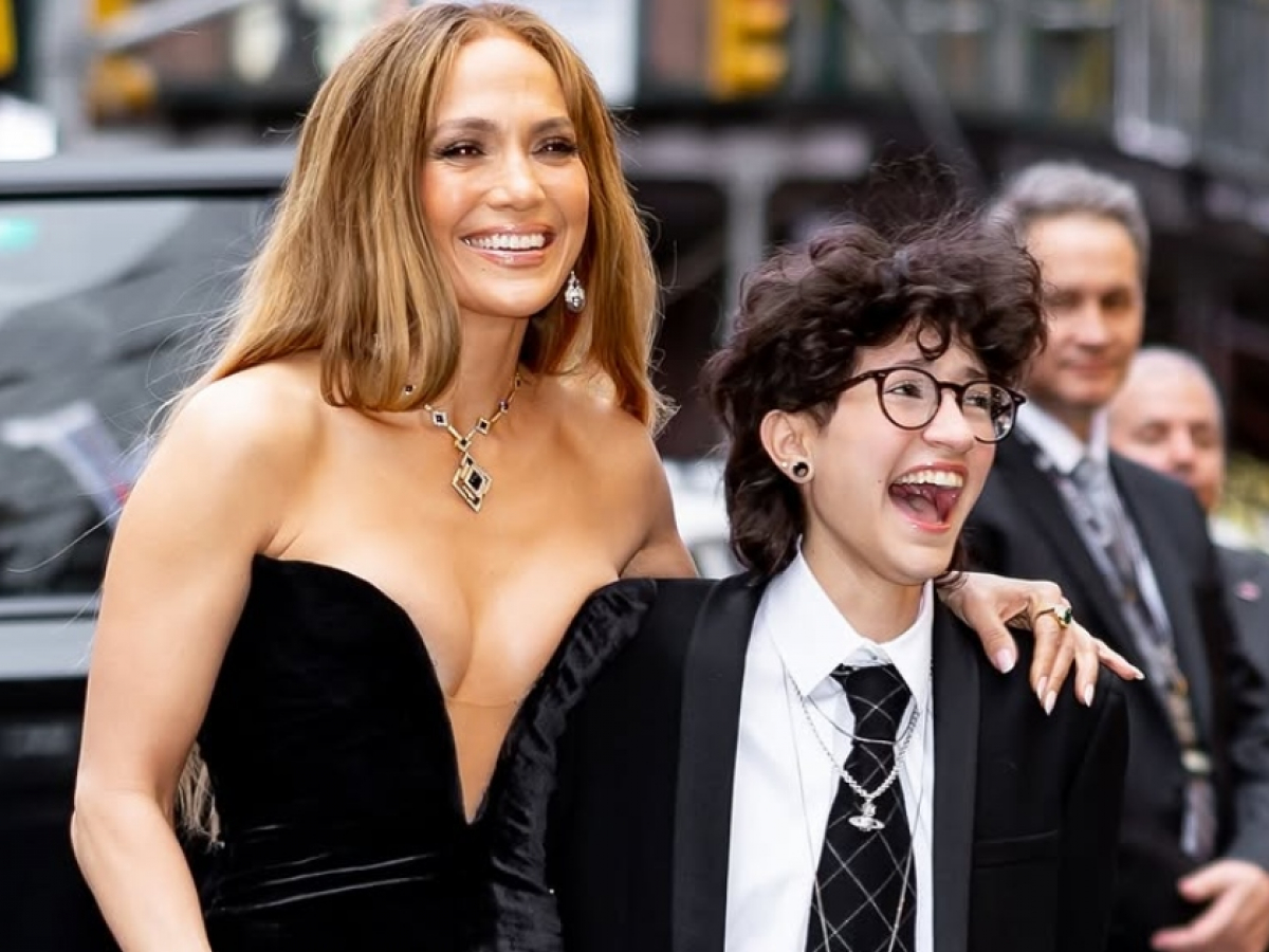 Emme Muñiz, daughter of JLo and Marc Anthony, stands out with her ...