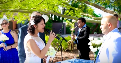 La cantante cubana Jenny Sotolongo sorprende a su esposo cantándole en su propia boda