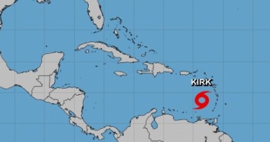 Kirk empieza a debilitarse en su trayecto hacia el Caribe
