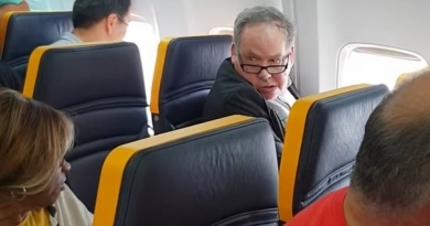 Hombre que llamó “vaca fea” a una mujer negra en un avión se disculpa: “No soy racista”