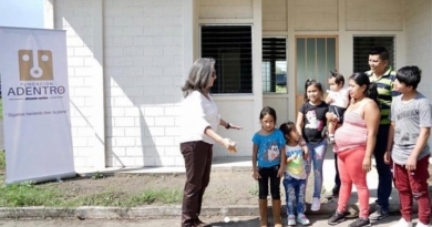 Fundación de Ricardo Arjona entrega las casas que prometió a víctimas del Volcán de Fuego