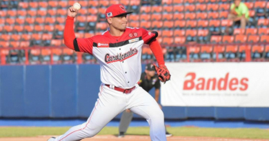 Jorge​ Martinez pitching