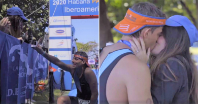 Atleta cubano le pide matrimonio a su novia al llegar a la meta del Triatlón de La Habana 