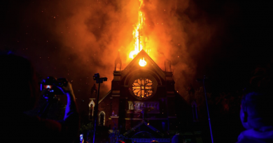 Jornada de protestas en Chile deja dos iglesias incendiadas, saqueos y choques con policía