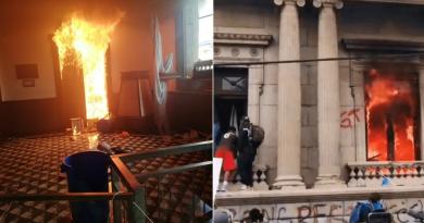 Manifestantes incendian la sede del Congreso de Guatemala