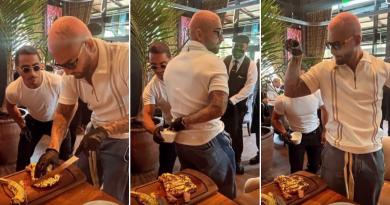 El famoso chef turco enseñó a Maluma como cortar la carne y echar la sal a su estilo.