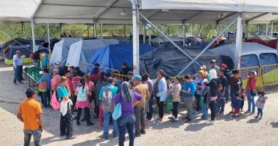 EE.UU. comenzará a admitir a migrantes retenidos en campamento de Matamoros