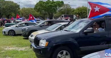 Por la conocida Calle 8 desfilaron decenas de carros con trompetas, banderas, y la frase "Patria y Vida".