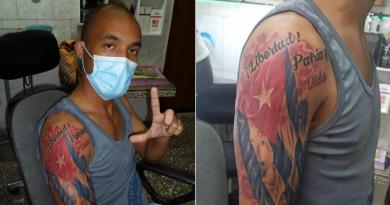 El activista se suma a otros cubanos que, dentro y fuera de la isla, han convertido el lema en parte de su cuerpo.