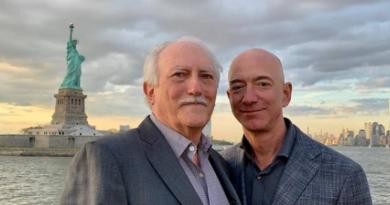 Jeff Bezos agradece que el Congreso vote ley sobre Dreamers: Mi papá era un "soñador" que vino solo desde Cuba