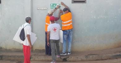 Roban señales de evacuación en Baracoa presuntamente para hacer mesas de dominó