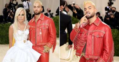 Maluma conquista la Gala MET 2021 con su traje rojo de cowboy junto a Donatella Versace
