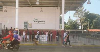 Cubanos protestan frente a sede de Migración en México