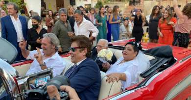 Benicio del Toro asiste a bodas de zafiro de la cineasta cubana Libia Batista