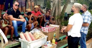 Actor Alejandro Cuervo entrega alimentos en centros de evacuación de Matanzas 