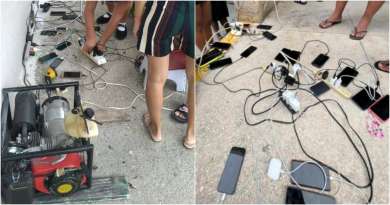 Cubanos en busca de electricidad para cargar sus celulares