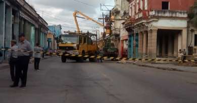 Camión de Empresa Eléctrica llega al Cerro tras protestas por apagón masivo