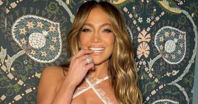 Jennifer Lopez, pura sensualidad con un escotado vestido lencero