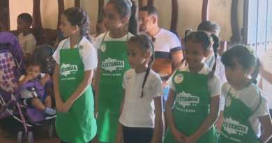 Enseñan a niños a preparar casabe en Granma para rescatar la "cultura culinaria cubana"