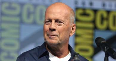 Esposa de actor Bruce Willis ruega a paparazzi que no le griten por la calle