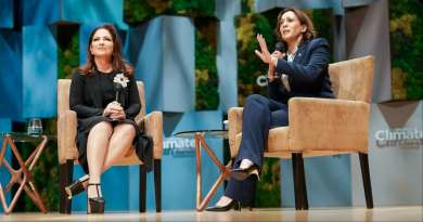 Kamala Harris y Gloria Estefan hablan en conferencia climática en Miami 
