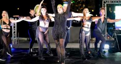 La Diosa canta en evento de su padrino Otaola en Miami